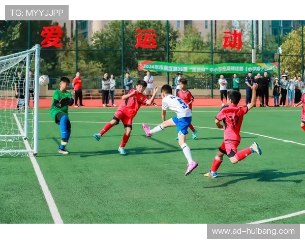 足球明星与粉丝同场竞技激情四溢共享绿茵场的快乐时光 足球明星与粉丝同场竞技激情四溢共享绿茵场的快乐时光